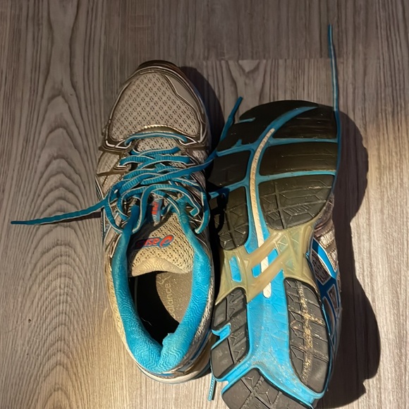 Oasis running shoes , size 7.5, used in good condition - Picture 2 of 2